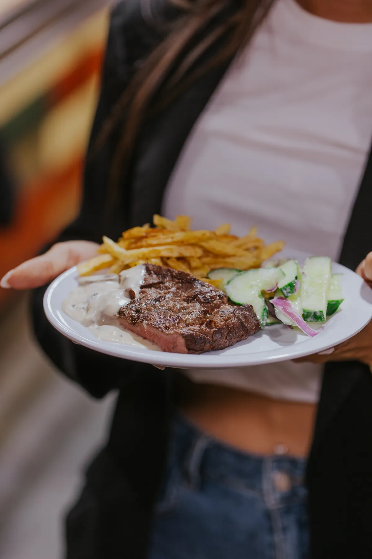 Plato con jugoso corte a la parrilla, papas fritas y ensalada