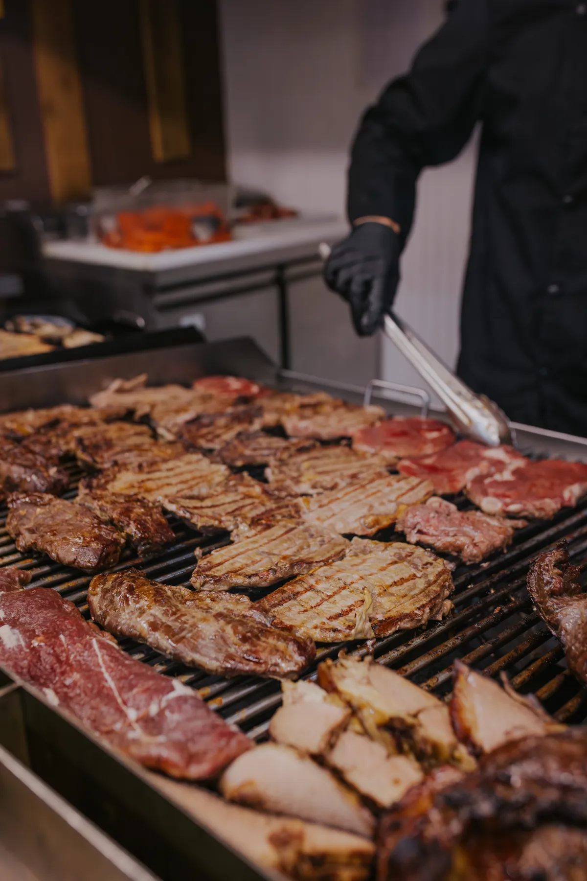 Cortes de carne con marcas de parrilla en la estación de brasas